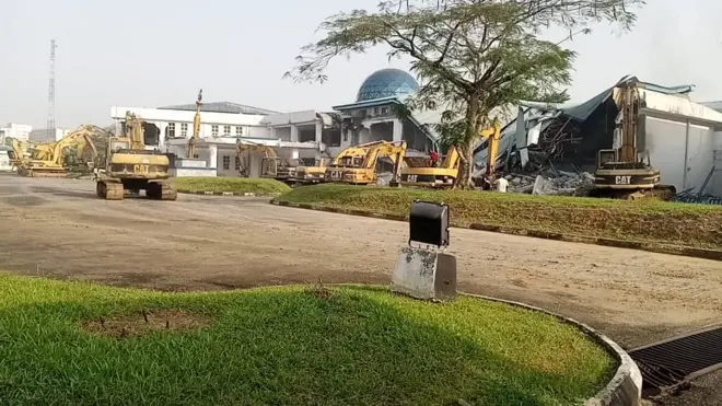 Bulldozers for di assembly complex as dem dey demolish 