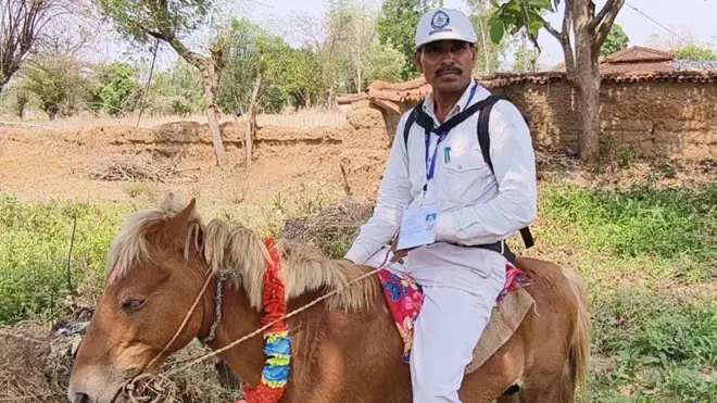 जनगणना कार्य के दौरान शिक्षक मुन्ना गुप्ता 