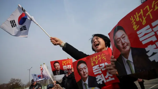 Para pendukung Yoon Suk Yeol menyambut putusan Pengadilan Distrik Seoul Pusat yang membatalkan penahanan politikus tersebut.