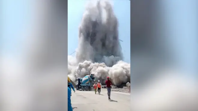 Moment di high rise building collapse