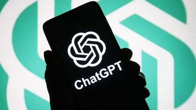 Mão segurando celular com logo do ChatGPT