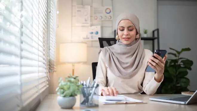 سيدة في عملها