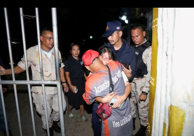 Một nữ sinh xúc động khi được đoàn tụ với gia đình sau khi được sơ tán khỏi trường Phatong Prathan Keeriwat, nơi xảy ra vụ nổ súng hôm 11/2