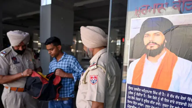 অমৃতপাল সিংয়ের সন্ধান চেয়ে পাঞ্জাবের একটি রেল স্টেশনে পোস্টার