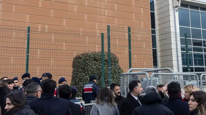 Avukatlar, 9 Mart 2026'da İstanbul, Türkiye'deki Silivri Marmara Cezaevi ve Adliye Kompleksi önünde bekliyor.