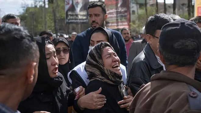 İranın paytaxtı Tehranda xilasedicilərdən qohumunun meyitini alarkən ona ağı deyən qadın. 27 mart 2026-cı il.