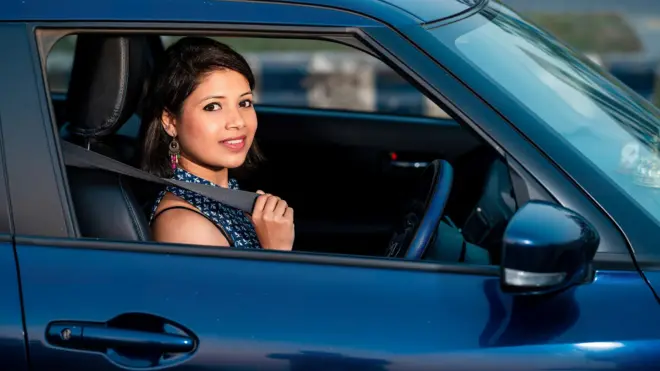 కారు నడుపుతున్న మహిళ