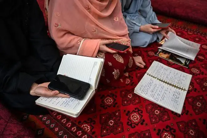 افغانې مېرمنې د لوست پر مهال