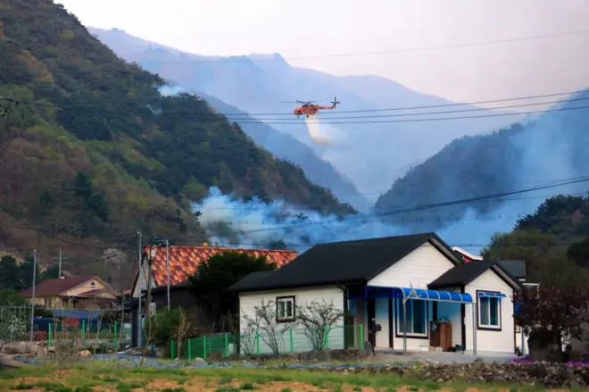 강원 인제 상남면 하남리에서 발생한 산불 이틀째인 27일 오전 진화 헬기가 불을 끄고 있다