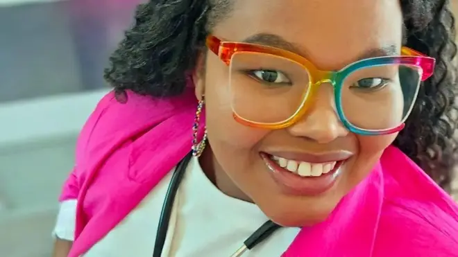 Dhakhatarad da'yar oo u dhalatay dalka Koonfur Afrika ayaa kicisay dood guud oo dalka oo dhan ah oo ku saabsan nooc ka mid ah xadgudubka guriga oo inta badan lagu qariyo aamusnaanta - xadgudub dhaqaale