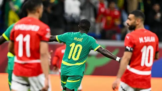 Sadio Mané célèbre son but contre l'Égypte 