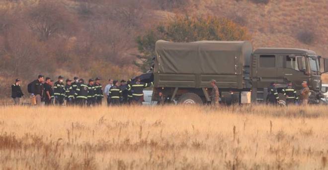 Bulunan naaşlardan biri askeri araca yükleniyor