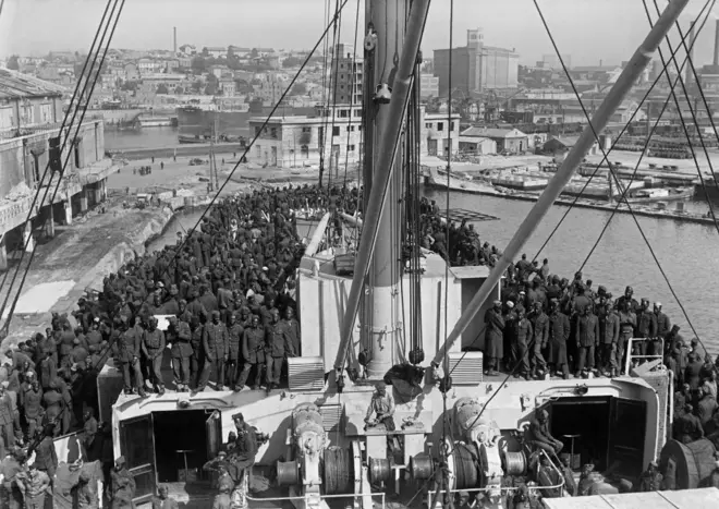 Des tirailleurs sénégalais attendent leur départ pour Dakar à bord du SS Pasteur, un navire de transport de troupes, à turbine à vapeur, en avril 1946 dans le port de Marseille.