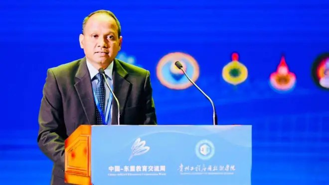 සුගත් රත්නායක චීනයේ යුන්නාන් විශ්වවිද්‍යාලයේ සිංහල අධ්‍යයන අංශයේ කථිකාචාර්යවරයෙකු ලෙස සේවය කර යි.