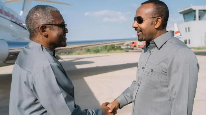 Alii Daangootee (bitaa) fi MM Abiy Ahmad (mirga) daawwannaa warshaa xaa'oo Godee irratti yeroo harka wal fuudhan