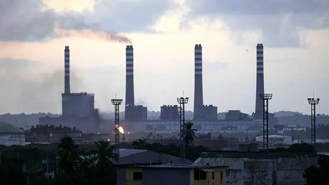 Загальний вигляд будівлі нафтопереробного заводу «Ель-Паліто» в сутінках, Пуерто-Кабельйо, Венесуела