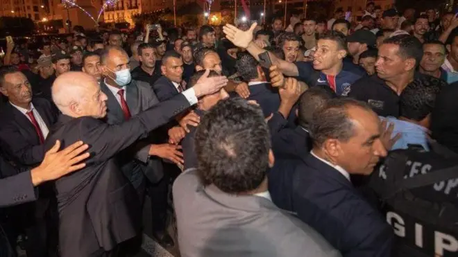 قیس سعید، رئیس‌جمهوری تونس، در جمع هوادارانش پس از رای‌گیری در همه‌پرسی