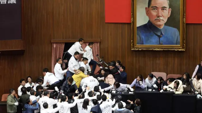 台灣立法院再度爆發肢體衝突