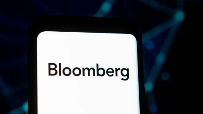 手机屏幕上显示Bloomberg（彭博）的标志