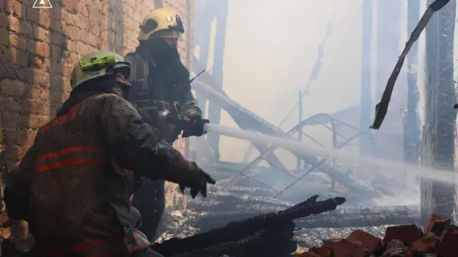 На місці удару по ТЦК в Кременчуку почалася пожежа
