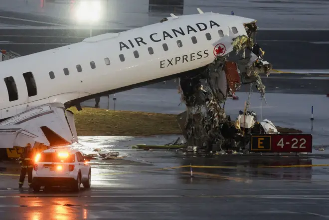 Oštećeni avion Er Kanade na njujorškom aerodromu