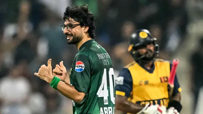 මේ අතර, මෙම තරගයේදී සිදුවූ සුවිශේෂී සිදුවීමක් වූයේ, වනිඳු හසරංග සහ පකිස්ථානයේ අබ්රාර් අහමඩ් අතර ඇති වූ සැමරුම් ගැටුම යි.