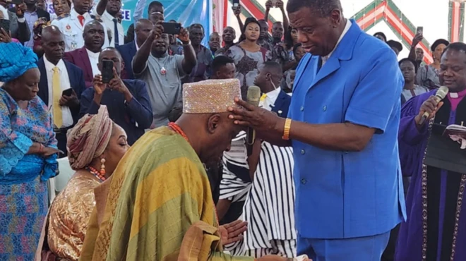 Aworan Oba Ghandi ati Pasitọ Adeboye