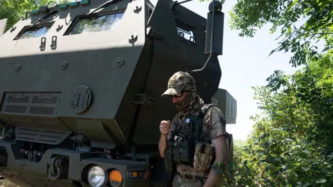 Một binh sĩ Ukraine bên hệ thống tên lửa Himars do Mỹ cung cấp