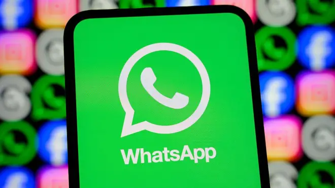 El logotipo de WhatsApp aparece en la pantalla de un teléfono inteligente, junto a los logotipos de las aplicaciones de Meta: Facebook, Instagram y Threads.