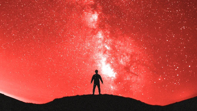 經過處理的影像——站在星系下的人像