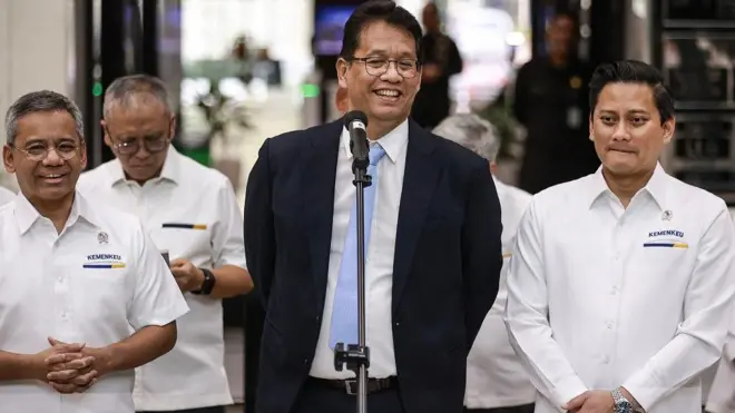 Menteri Keuangan Purbaya Yudhi Sadewa (tengah) didampingi Wakil Menteri Keuangan Suahasil Nazara (kiri) dan Thomas A. M. Djiwandono (kanan) menyampaikan keterangan pers di Kantor Kementerian Keuangan, Jakarta, Senin (8/9/2025).