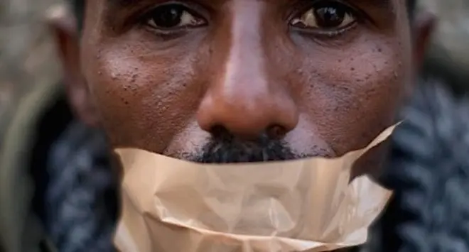 ኣፉ ብፕላስተር ዝተዓብሰ ሰብኣይ ይርአ