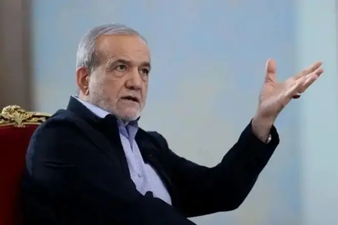 پزشکیان خپل چپ لاس د خبرو پرمهال د اشاره په توګه مخامخ نیولی دی.