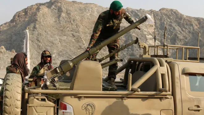 আফগানিস্তানের তোরখাম সীমান্তের কাছে পাকিস্তান ও আফগানিস্তান বাহিনীর মধ্যে গুলি বিনিময়ের পর তালেবান সেনারা একটি গাড়িতে রকেট লঞ্চার লোড করছে; ২৭শে ফেব্রুয়ারির ছবি