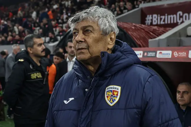 Lucescu Türkiye'ye karşı çıktığı maçta saha kenarında üzerinde montuyla ayakta dururken