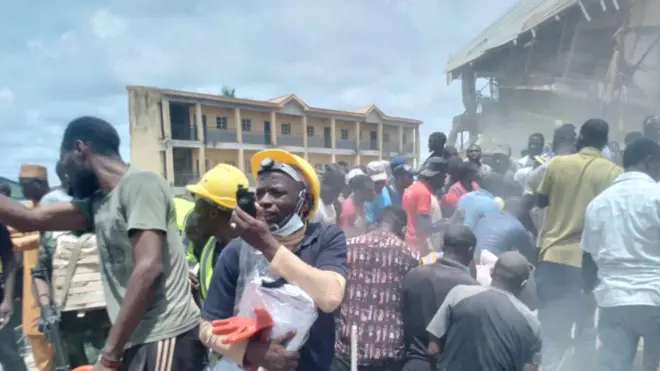 Awọn oṣìṣẹ́ aláàbò níbi ilé ẹ̀kọ́ tó dàwó