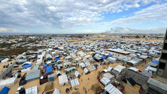 ガザ最南部ラファに並ぶ避難住民のテント（15日）