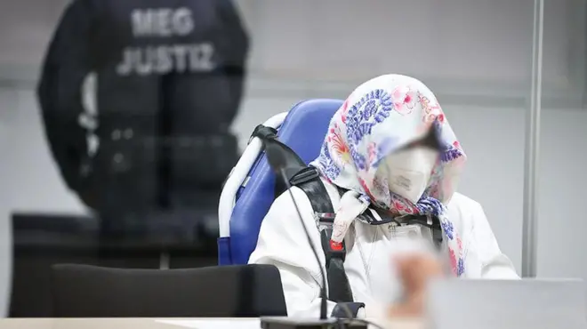 Irmagard Furchner tsohuwar sakatariyar rundunar SS da ke sansanin Stutthof, zaune a dakin shari’a, in da za a fara shari’ar ta a Itzehoe a arewacin Jamus ranar 19 ga Octoban, 2021.