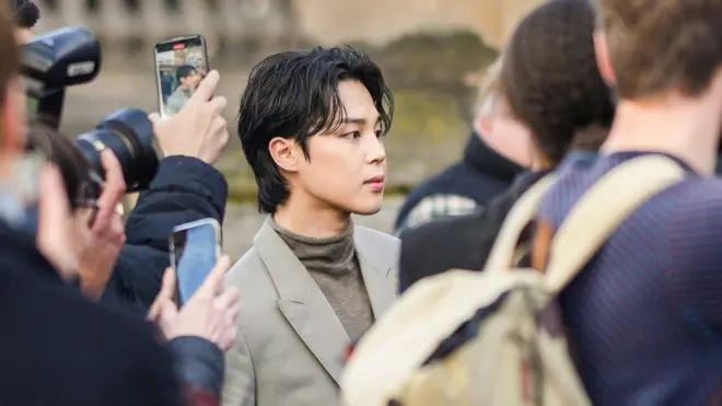 카메라에 둘러싸인 BTS 지민의 모습