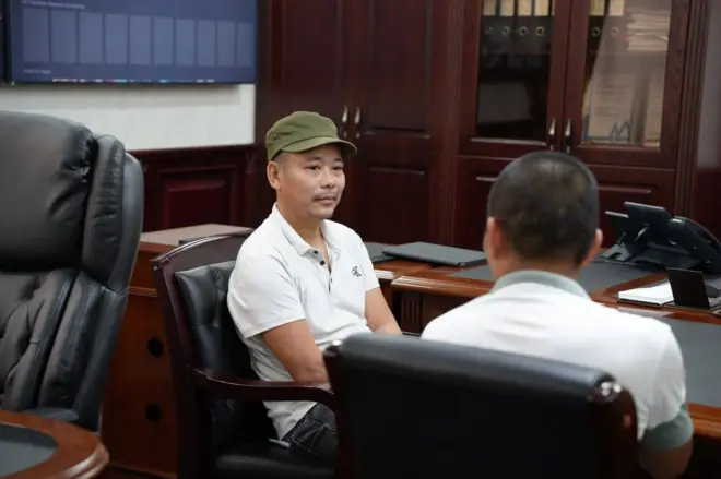 Ông Can Van Binh (tiếng Nga: Кан Ван Биня) ngồi bên trái trong một cuộc gặp với Thị trưởng thành phố Khasavyurt (Nga) khi đó là ông Korgoli Korgoliyev vào năm 2024