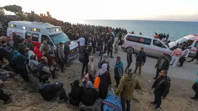 Falastiiniyiinta ayaa ku sugayay wadada Al Rashid, galbeedka xerada qaxootiga ee Nuseirat, si ay ugu laabtaan waqooyiga Marinka Gaza.