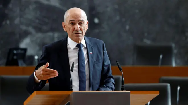 Janez Janša u teget odelu za govornicom u slovenačkom parlamentu
