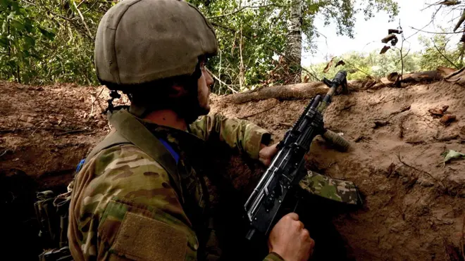 Un soldat ukrainien monte la garde dans un poste d'observation.