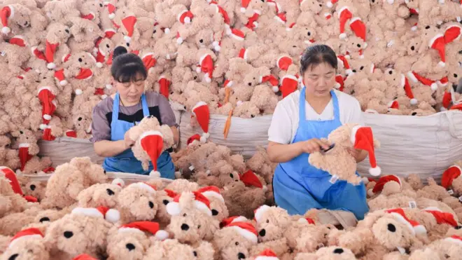 两个女工正在填充玩偶