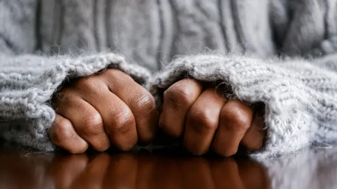 Yumruk yapılmış elleri bir masada gösteren arşiv fotoğrafı. 