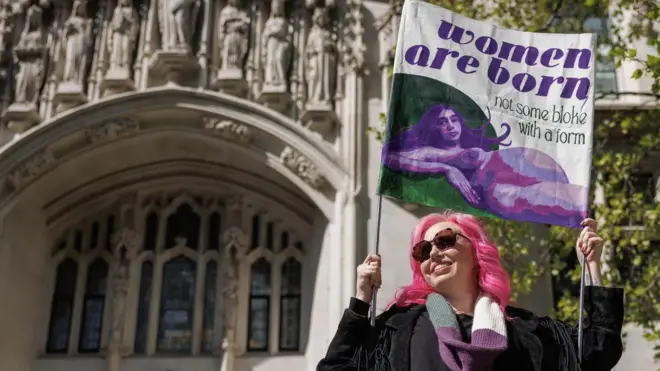 Жінка з плакатом