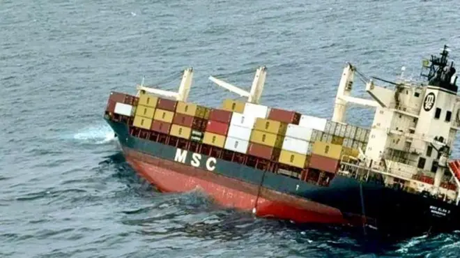 కేరళ తీరం సమీపంలో లైబీరియా కార్గో షిప్ ఎంఎస్‌ఈ ఈఎల్‌ఎస్‌ఏ-3 మునిగిపోవడంతో హెచ్చరికలు జారీ చేశారు