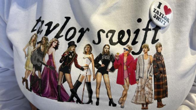 Fã veste moletom com estampa da Taylor Swift