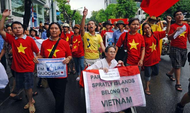 Người biểu tình hô khẩu hiệu chống Trung Quốc khi tuần hành về phía đại sứ quán Trung Quốc tại Hà Nội vào ngày 1 tháng 7 năm 2012