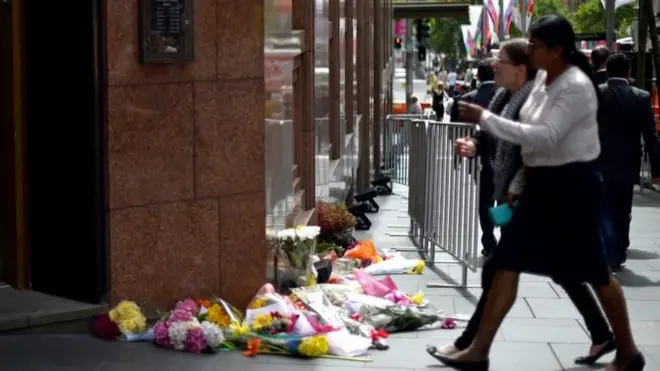 悉尼马丁广场一侧民众留下花束悼念人质劫持事件遇难者(15/12/2015)